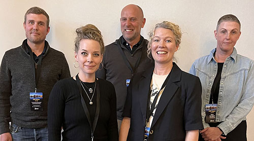 Gruppbild på två män och tre kvinnor.