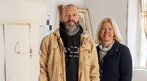 En man och kvinna i en tom lokal